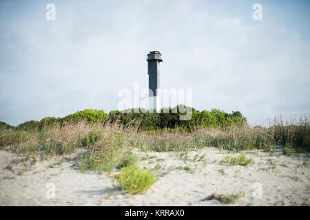 Charleston Light Sullivan's Island South Carolina // SULLIVAN's ISLAND, South Carolina — das Charleston Light liegt an der südöstlichen Ecke von Sullivan's Island, nicht weit vom Eingang zum Charleston Harbor entfernt und wurde 1962 fertiggestellt und war der letzte große Leuchtturm, der in den Vereinigten Staaten gebaut wurde. Es ist heute ein historischer Ort im historischen Bezirk der United States Coast Guard als Teil des Fort Sumter National Monument. Stockfoto