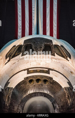 DULLES, Virginia, USA – das Space Shuttle Discovery, ein Symbol der menschlichen Weltraumforschung, ist im Steven F. Udvar-Hazy Center, Teil des Smithsonian National Air and Space Museum, zu sehen. Dieser Orbiter, der 39 Missionen über 27 Jahre geflogen hat, dient als bedeutendes Artefakt des US-Weltraumshuttle-Programms und verkörpert die Geschichte und Fortschritte in der Weltraumtechnologie. Stockfoto