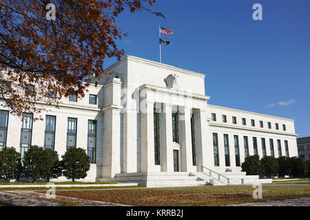 WASHINGTON, DC - die nationale Zentrale des US Federal Reserve System, die im Eccles Building in der Constitution Avenue in Washington DC untergebracht ist. Es beherbergt die Hauptgeschäftsstellen des Gouverneursrates der Federal Reserve. Die Federal Reserve oder die Fed, wie sie oft bekannt ist, ist das Zentralbankensystem der Vereinigten Staaten. Der mit dem Federal Reserve Act von 1913 festgelegte Leitsatz der US-Geldpolitik ist die Maximierung der Beschäftigung, die Stabilisierung der Preise und die Abschwächung der langfristigen Zinssätze. Benannt ist das Gebäude nach Marriner S. Eccles (1890-1977), Vorsitzender der föderalen R. Stockfoto