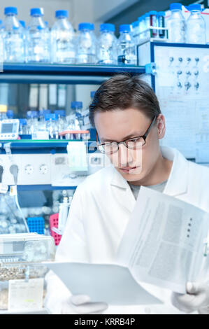 Junge Wissenschaftler oder Tech arbeitet im modernen Labor Stockfoto