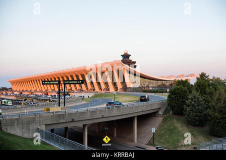 DULLES, Virginia - Am späten Nachmittag Sonnenlicht verfängt sich das ursprüngliche Gebäude, wie ein Flügel, der Dulles International Airport in Chantilly, Virginia geprägt. 1962 eröffnet, Dulles Airport ist einer der drei großen Flughäfen in der Region Washington DC. Stockfoto