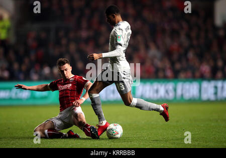 Bristol City Joe Bryan (links) und von Manchester United Marcus Rashford (rechts) Kampf um den Ball während der carabao Cup Viertelfinale an Ashton Gate, Bristol. PRESS ASSOCIATION Foto. Bild Datum: Mittwoch, 20 Dezember, 2017. Siehe PA-Geschichte Fußball Bristol City. Photo Credit: Nick Potts/PA-Kabel. Einschränkungen: EDITORIAL NUR VERWENDEN Keine Verwendung mit nicht autorisierten Audio-, Video-, Daten-, Spielpläne, Verein/liga Logos oder "live" Dienstleistungen. On-line-in-Verwendung auf 75 Bilder beschränkt, kein Video-Emulation. Keine Verwendung in Wetten, Spiele oder einzelne Verein/Liga/player Publikationen. Stockfoto