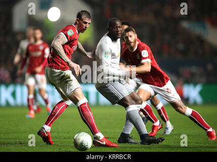 Bristol City Aden Feuerstein (links) und von Manchester United Romelu Lukaku (Mitte) Kampf um den Ball während der carabao Cup Viertelfinale an Ashton Gate, Bristol. Stockfoto