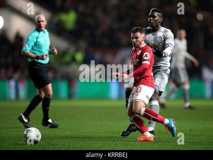 Bristol City Matty Taylor (Zweiter von rechts) und von Manchester United Paul Pogba (rechts) Kampf um den Ball während der carabao Cup Viertelfinale an Ashton Gate, Bristol. Stockfoto