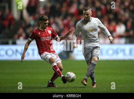 Bristol City Jamie Paterson (links) und Manchester United ist Lukas Shaw (rechts) Kampf um den Ball während der carabao Cup Viertelfinale an Ashton Gate, Bristol. Stockfoto