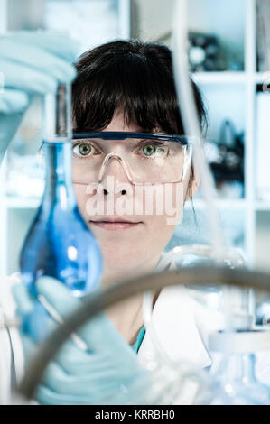 Weibliche tech in Schutzkleidung arbeiten im chemischen Labor Stockfoto