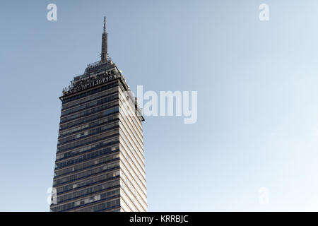 Torre Latinoamericana Wolkenkratzer Mexiko-Stadt Mexiko // MEXIKO-STADT, Mexiko – Torre Latinoamericana erhebt sich über dem Centro Histórico-Viertel in Mexiko-Stadt und ist eines der wichtigsten Wahrzeichen der Region. Es wurde 1956 fertiggestellt und war der erste große Wolkenkratzer, der in einem Gebiet errichtet wurde, das für hohe seismische Aktivität bekannt ist. Das 44-stöckige Gebäude ist 181 Meter (594 Fuß) hoch und wurde vom Architekten Augusto H. Álvarez mit innovativen technischen Techniken entworfen, um Erdbeben standzuhalten. Der Turm diente mehrere Jahre lang als das höchste Gebäude Lateinamerikas und bleibt ein ikonischer Teil der Skyline von Mexiko-Stadt. Standort Stockfoto