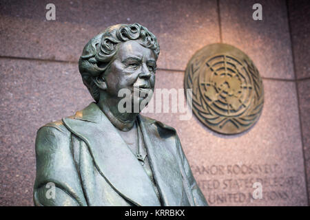 WASHINGTON DC, USA – Eine Statue der ehemaligen First Lady Eleanor Roosevelt, die sich auf ihre Rolle als erste US-Botschafterin bei den Vereinten Nationen konzentriert. Neben dem Tidal Basin in Washington DC ist das FDR Memorial dem Präsidenten Franklin D. Roosevelt (Präsident von 1933 bis 1945) gewidmet. Stockfoto