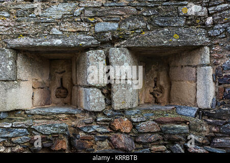 Schlupflöcher in den mittelalterlichen Mauern von Monsaraz. Portugal. Stockfoto