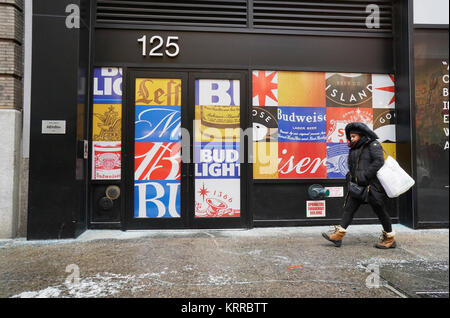 Eine Collage - wie Wandgemälde schmückt den Eingang des Anheuser-Busch kommerzielle Strategie Büro im New Yorker Stadtteil Chelsea am Donnerstag, 14. Dezember 2017. (© Richard B. Levine) Stockfoto