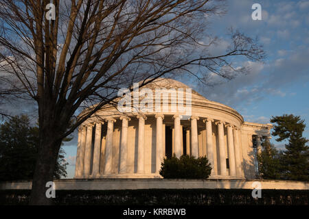 WASHINGTON DC, USA – das Jefferson Memorial, ein neoklassizistisches Denkmal, das Thomas Jefferson gewidmet ist, steht am Tidal Basin. Das von Kirschbäumen umgebene Kuppelgebäude beherbergt eine 19 Meter hohe Bronzestatue des dritten US-Präsidenten. Stockfoto