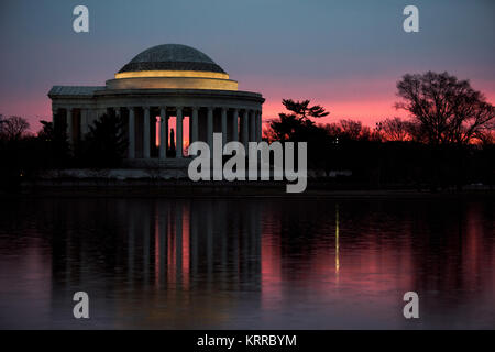 WASHINGTON DC, USA – das Jefferson Memorial, ein neoklassizistisches Denkmal, das Thomas Jefferson gewidmet ist, steht am Tidal Basin. Das von Kirschbäumen umgebene Kuppelgebäude beherbergt eine 19 Meter hohe Bronzestatue des dritten US-Präsidenten. Stockfoto