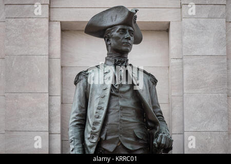 WASHINGTON DC, USA – das John Paul Jones Memorial befindet sich im West Potomac Park. Die Bronzestatue des Kriegshelden aus dem Unabhängigkeitskrieg, die von Charles Henry Niehaus geschaffen wurde, erhebt sich auf einem Marmorsockel, umgeben von Springbrunnen und Basreliefs, die Szenen aus Jones' Leben darstellen. Stockfoto