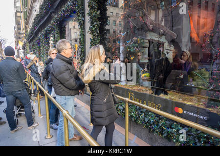 Massen von Käufern und Touristen durchsuchen Sie die Saks Fifth Avenue windows auf der Fifth Avenue in Midtown Manhattan in New York am Sonntag, 10. Dezember 2017. Nur 14 Mehr Shopping Tage bis Weihnachten. (© Richard B. Levine) Stockfoto