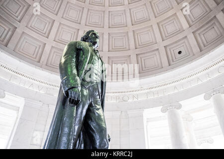 WASHINGTON DC - eine Statue von Thomas Jefferson durch Rudulph Evans ist das Kernstück des Jefferson Memorial in Washington DC. Es sitzt in der Mitte der Gedenkstätte unter einem großen rotunde Dach. Stockfoto