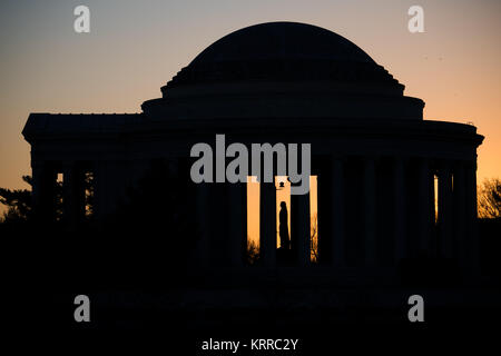 Die Frühjahrs-tagundnachtgleiche sunrise Silhouetten Das Jefferson Memorial in Washington DC. Stockfoto