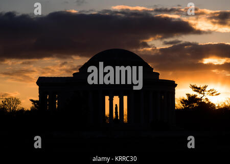 Jefferson Memorial Spring Equinox Sunrise Washington DC // der Frühlings-Tagundnachtgleiche Sunrise Silhouetten des Jefferson Memorial in Washington DC. Stockfoto