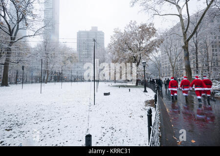 Besucher nach Madison Square Park in New York genießen Sie den Schnee, da Sie die leuchtenden Kugeln der Künstler Erwin Redl "Whiteout" Installation am Samstag, 9. Dezember 2017. Die Stadt wird voraussichtlich zwischen 3 und 6 cm von dem weißen Zeug in der erste Schnee der Saison zu erhalten. (© Richard B. Levine) Stockfoto