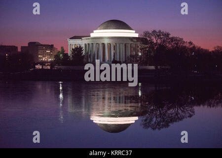 Das Jefferson Memorial ist auf die noch Wasser des Tidal Basin vor Sonnenaufgang reflektiert. Stockfoto