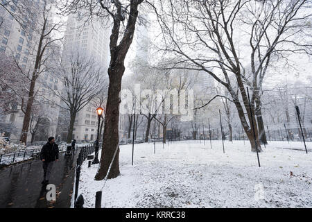 Besucher nach Madison Square Park in New York genießen Sie den Schnee, da Sie die leuchtenden Kugeln der Künstler Erwin Redl "Whiteout" Installation am Samstag, 9. Dezember 2017. Die Stadt wird voraussichtlich zwischen 3 und 6 cm von dem weißen Zeug in der erste Schnee der Saison zu erhalten. (© Richard B. Levine) Stockfoto