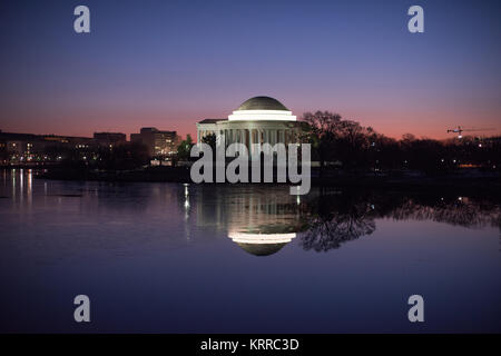 Das Jefferson Memorial ist auf die noch Wasser des Tidal Basin vor Sonnenaufgang reflektiert. Stockfoto