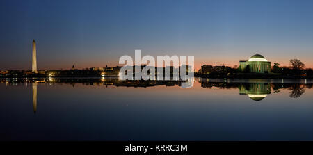 Ein Panorama der Skyline von Washington DC einschließlich des Jefferson Memorial und Washington Monument, wie auf dem Wasser des Tidal Basin vor Sonnenaufgang reflektiert. Stockfoto