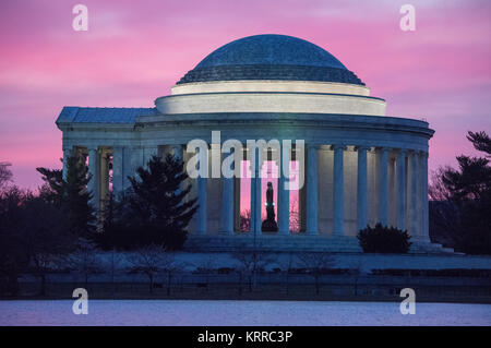 Das Jefferson Memorial gegen eine bunte Himmel vor Sonnenaufgang. Stockfoto