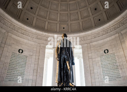 Eine Statue von Thomas Jefferson durch Rudulph Evans ist das Kernstück des Jefferson Memorial in Washington DC. Es sitzt in der Mitte der Gedenkstätte unter einem großen rotunde Dach. Stockfoto