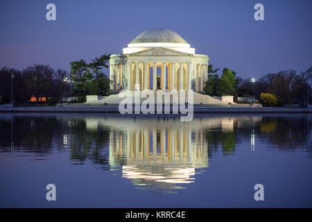 Das Jefferson Memorial ist auf das Wasser der Tidal Basin vor Sonnenaufgang reflektiert. Stockfoto