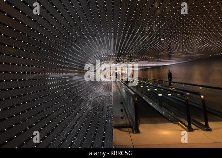 WASHINGTON DC, USA – Multiverse by Leo Villareal ist eine faszinierende LED-Lichtinstallation in der National Gallery of Art in Washington DC. Das dynamische Kunstwerk besteht aus 41.000 LED-Knoten, die ein fesselndes visuelles Erlebnis schaffen, das das Konzept des Multiversums durch Licht, Bewegung und Technologie erforscht. Stockfoto