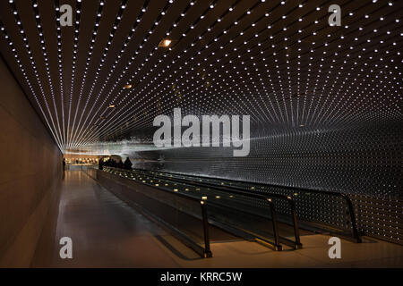 WASHINGTON DC, Vereinigte Staaten — 'Multiverse' (2008) von Leo Villareal, eine immersive Lichtskulptur-Installation mit 41.000 computerprogrammierten LEDs, beleuchtet den 200 Meter langen Concourse Walkway, der die Ost- und Westgebäude der National Gallery of Art verbindet Dieses dynamische Bildmaterial erzeugt ständig wechselnde Lichtmuster und verbindet programmierte Sequenzen mit Elementen des Zufalls. Stockfoto