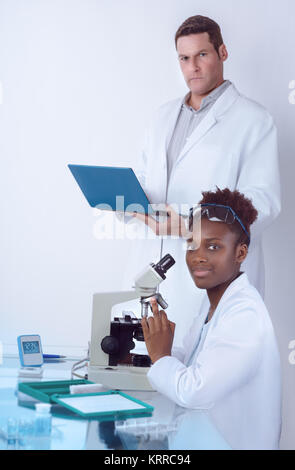 Wissenschaftler, männlich und weiblich, arbeiten in der medizinischen Forschung oder medizinische Einrichtung Stockfoto