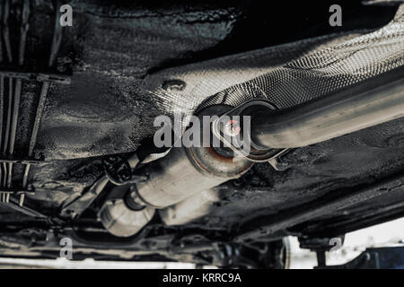 Auto Auspuffanlage mit geringer Tiefenschärfe Stockfoto