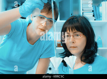 Zwei weibliche Molekularbiologen im Labor Stockfoto