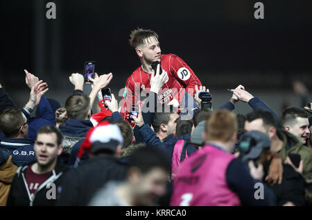 Bristol City Josh Brownhill feiert ihren Sieg mit Fans nach dem letzten während der carabao Cup Viertelfinale an Ashton Gate, Bristol Pfeife. Stockfoto