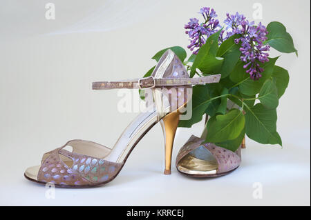 Tango Stilettos und lila Blumen auf hellem Hintergrund, Text Raum Stockfoto