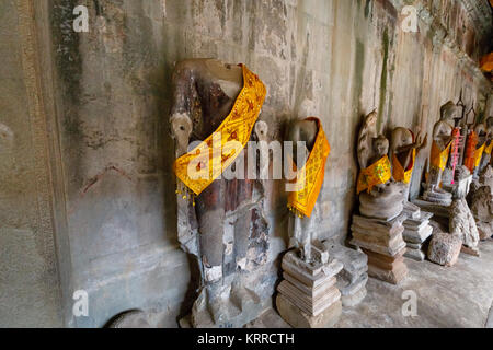 Beschädigte headless Buddha Statue in Angkor Wat, eine Tempelanlage in der Nähe von Siem Reap in Kambodscha und das größte religiöse Monument der Welt Stockfoto