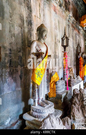 Beschädigte Buddha Statue ohne Hände in Angkor Wat, eine Tempelanlage in der Nähe von Siem Reap in Kambodscha und das größte religiöse Monument der Welt Stockfoto