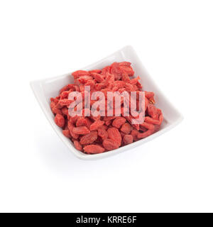 Getrocknete Goji Beeren. Goji Beeren in der Schüssel auf weißem Hintergrund. Stockfoto