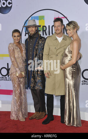 2017 American Music Awards (AMA) - Ankunft mit: Hayley Stommel, Tyler Hubbard, Brian Kelley, Brittney Marie Cole Wo: Los Angeles, Kalifornien, Vereinigte Staaten, wenn: 19 November 2017 Credit: Apega/WENN.com Stockfoto