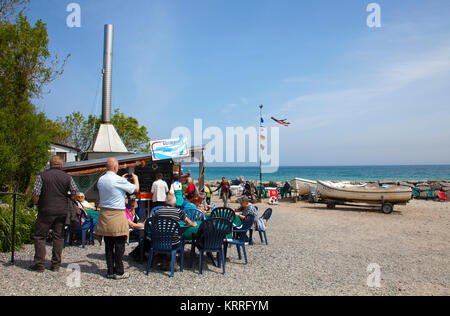 Menschen am Strand des Dorfes Vitt, Fisch snacks an Fisch Smoke House, Kap Arkona, das Nordkap, Insel Rügen, Ostsee, Deutschland Stockfoto