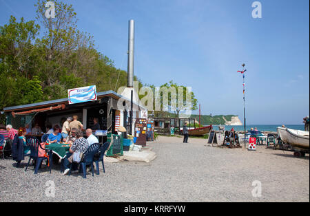 Menschen am Strand des Dorfes Vitt, Fisch snacks an Fisch Smoke House, Kap Arkona, das Nordkap, Insel Rügen, Ostsee, Deutschland Stockfoto