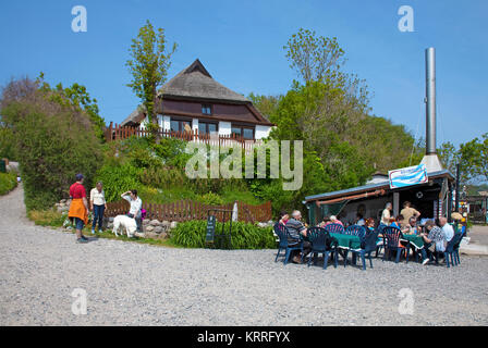 Menschen am Strand des Dorfes Vitt, Fisch snacks an Fisch Smoke House, Kap Arkona, das Nordkap, Insel Rügen, Ostsee, Deutschland Stockfoto