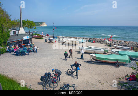 Menschen am Strand des Dorfes Vitt, Fisch snacks an Fisch Smoke House, Kap Arkona, das Nordkap, Insel Rügen, Ostsee, Deutschland Stockfoto