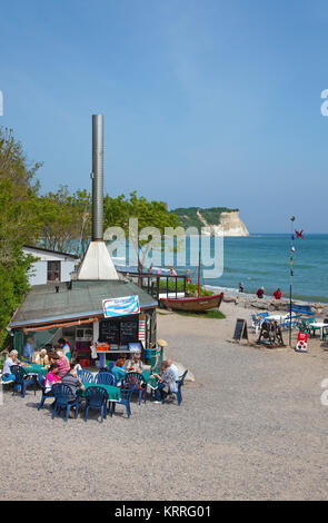 Menschen am Strand des Dorfes Vitt, Fisch snacks an Fisch Smoke House, Kap Arkona, das Nordkap, Insel Rügen, Ostsee, Deutschland Stockfoto