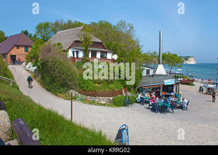 "Menschen am Strand von Vitt, Fischimbiss und Fischraeucherei, Kap Arkona, Nordkap, Halbinsel Wittow, Insel Rügen, Ostsee, Ostdeutschland, Osteuropa Germa Stockfoto