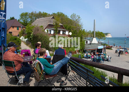 Menschen am Strand des Dorfes Vitt, Fischrestaurant und Fisch Smoke House, Kap Arkona, das Nordkap, Insel Rügen, Deutschland, Europa Stockfoto