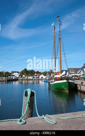 Brigantine am Hafen von Vitte, Insel Hiddensee, Mecklenburg-Vorpommern, Ostsee, Deutschland, Europa Stockfoto