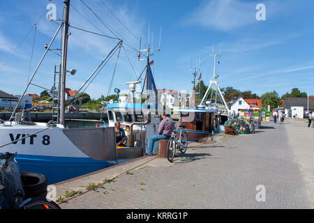 Fischkutter im Hafen von Vitte, Insel Hiddensee, Mecklenburg-Vorpommern, Ostsee, Deutschland, Europa Stockfoto