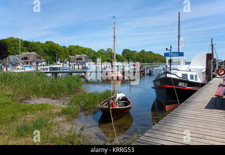 Motorboote und Segelboote im Hafen von Kloster, Hiddensee, Vitter Bodden, Ostsee, DDR, Ostdeutschland, Mecklenburg-Vorpommern, Deutschland, Stockfoto